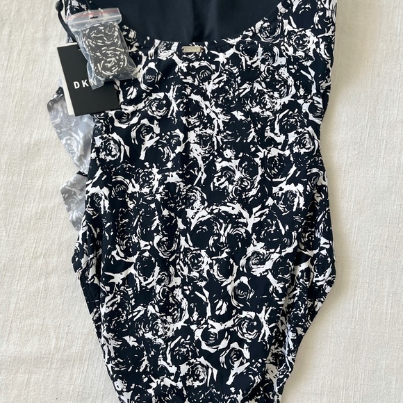 DKNY Women’s One Piece Swimsuit. Black and White Size 8!! - Picture 2 of 7